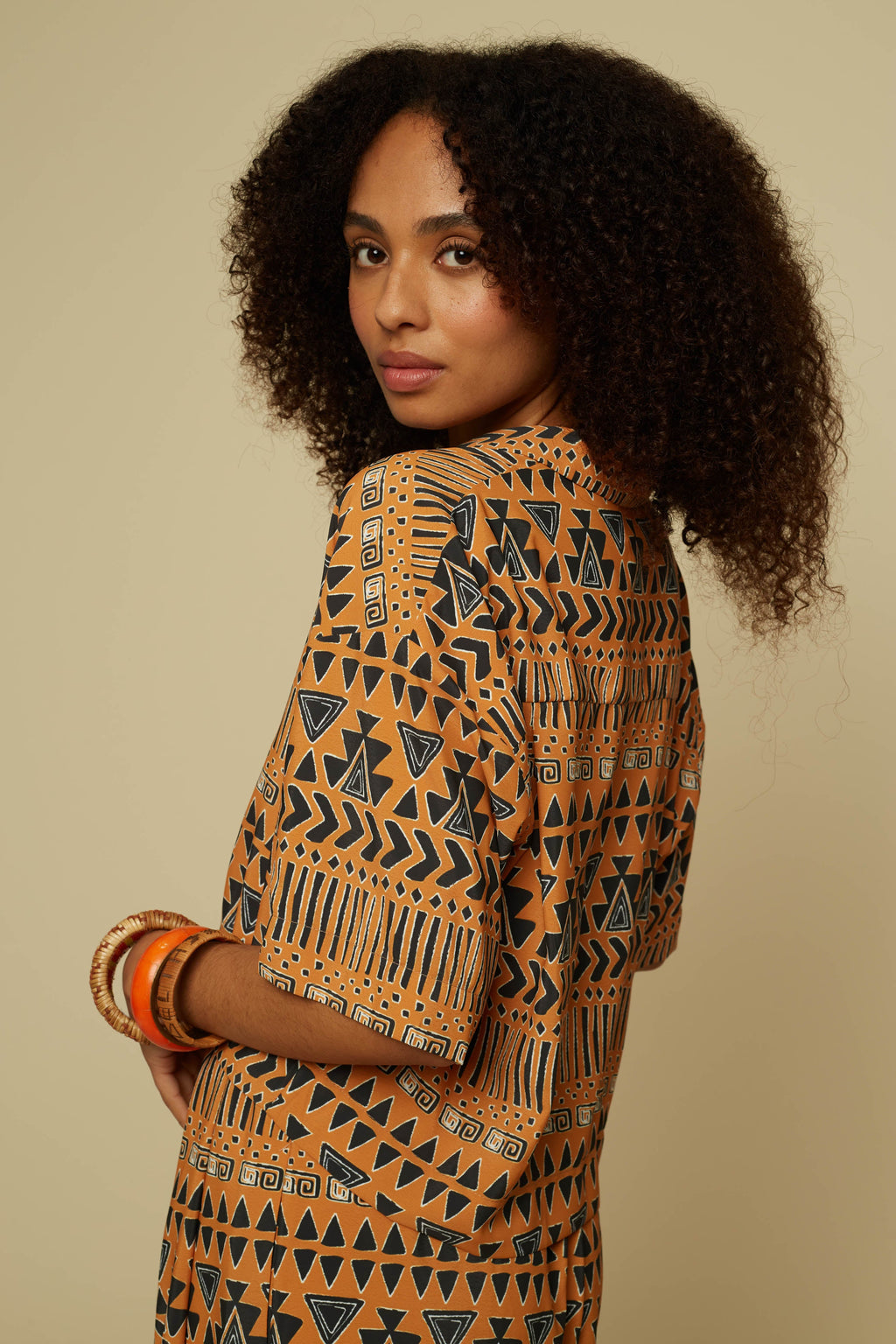 SCHEMA CROP SHIRT (BROWN ABSTRACT GEOMETRY PRINT)