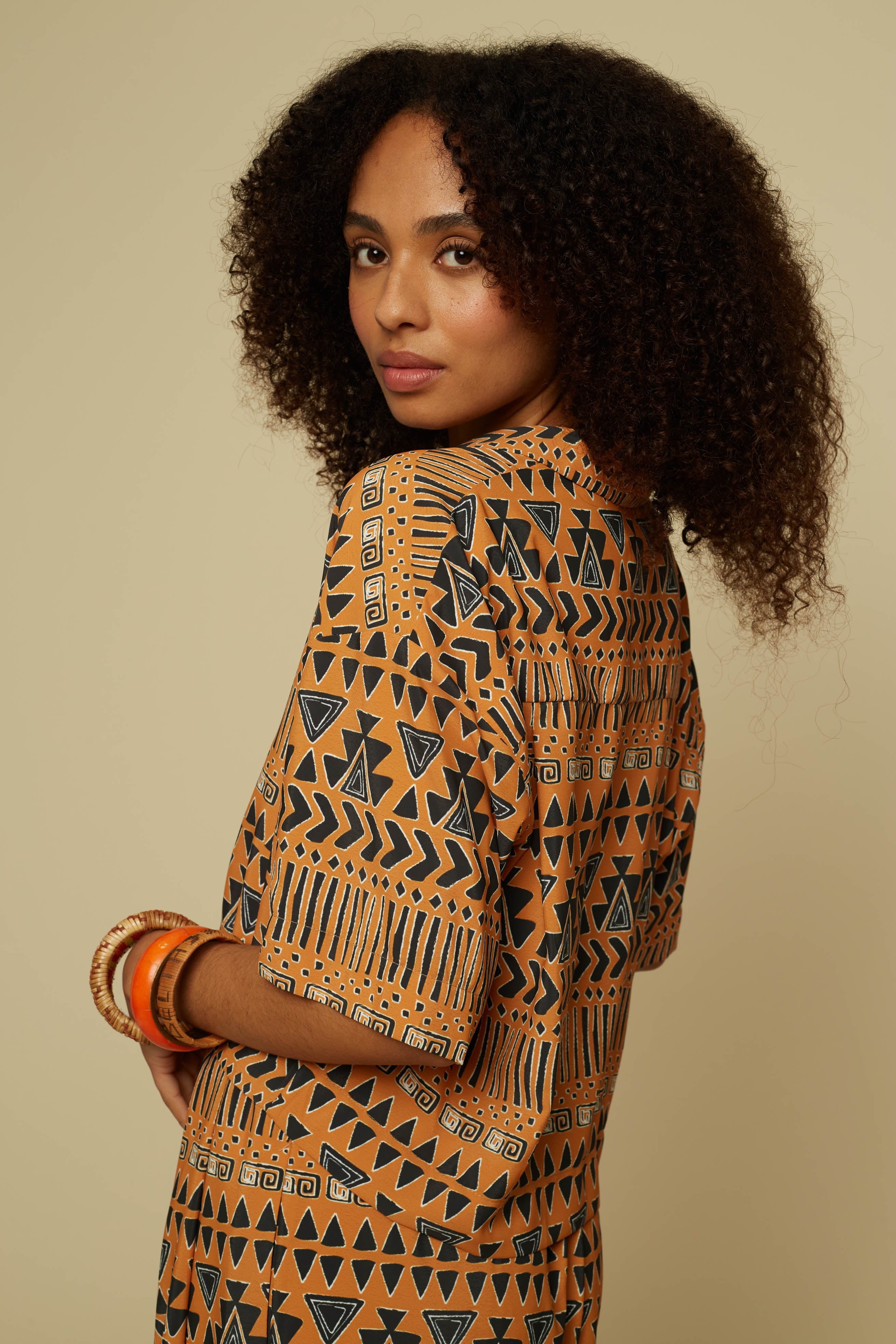 SCHEMA CROP SHIRT (BROWN ABSTRACT GEOMETRY PRINT)