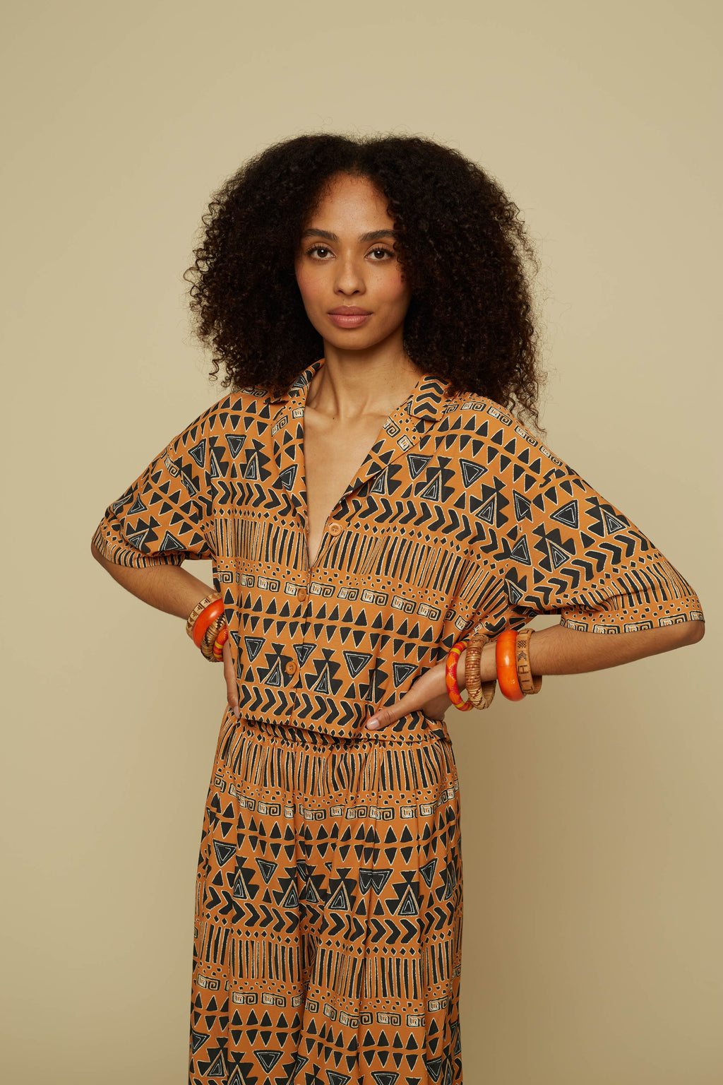 SCHEMA CROP SHIRT (BROWN ABSTRACT GEOMETRY PRINT)