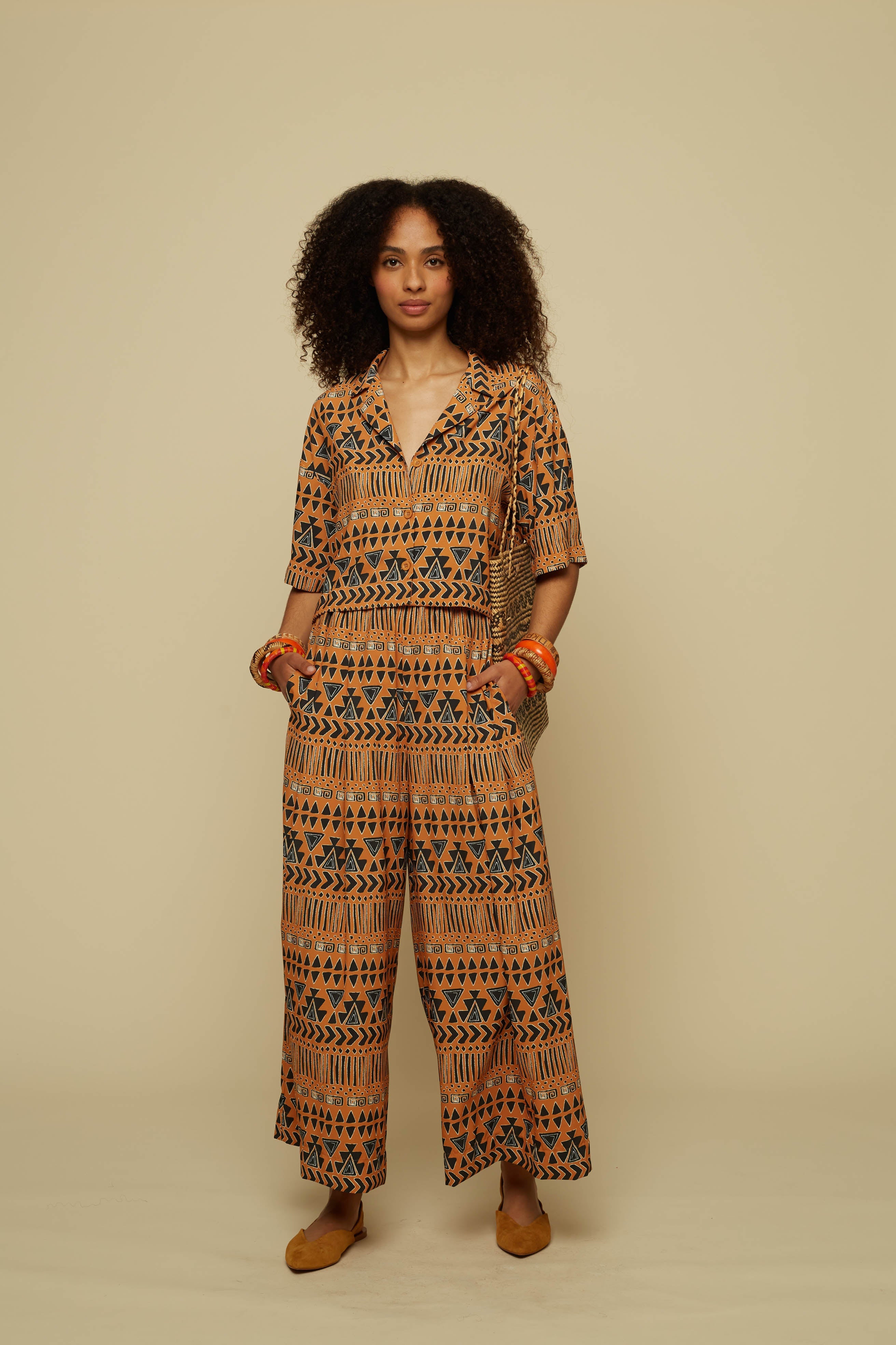 SCHEMA CROP SHIRT (BROWN ABSTRACT GEOMETRY PRINT)