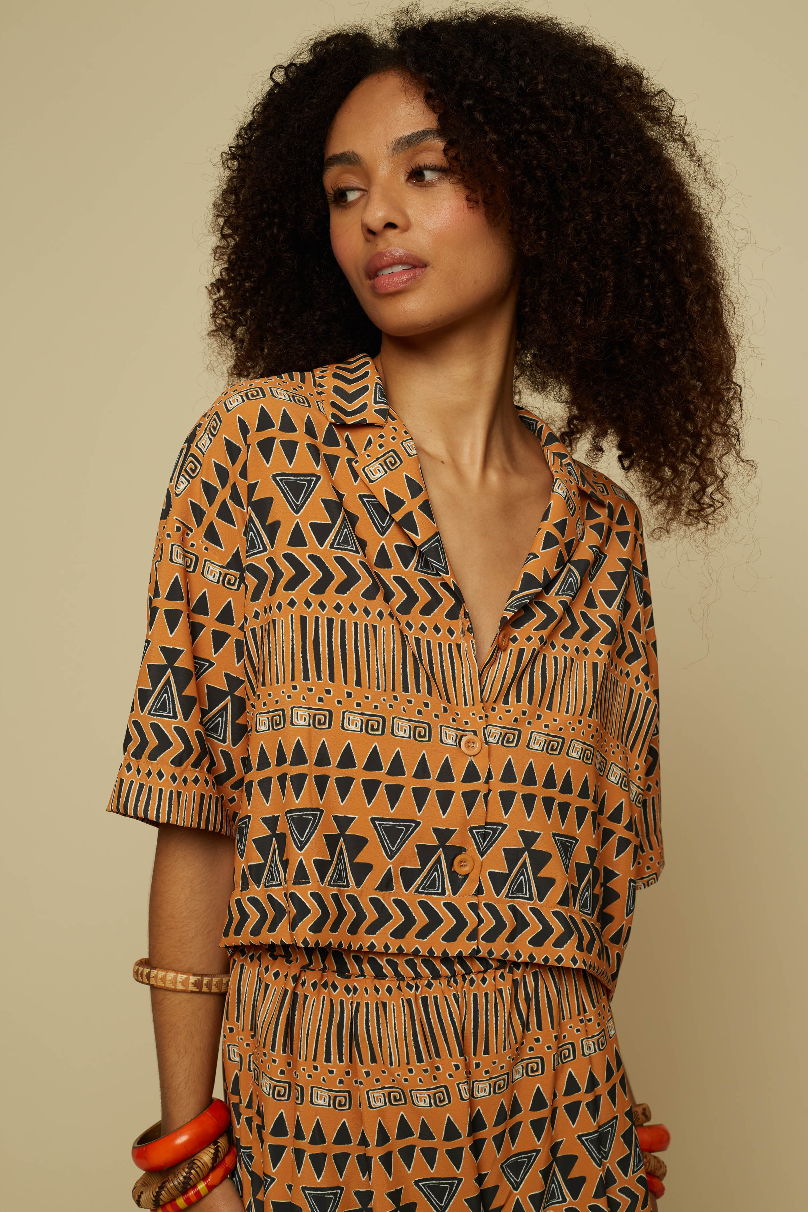 SCHEMA CROP SHIRT (BROWN ABSTRACT GEOMETRY PRINT)