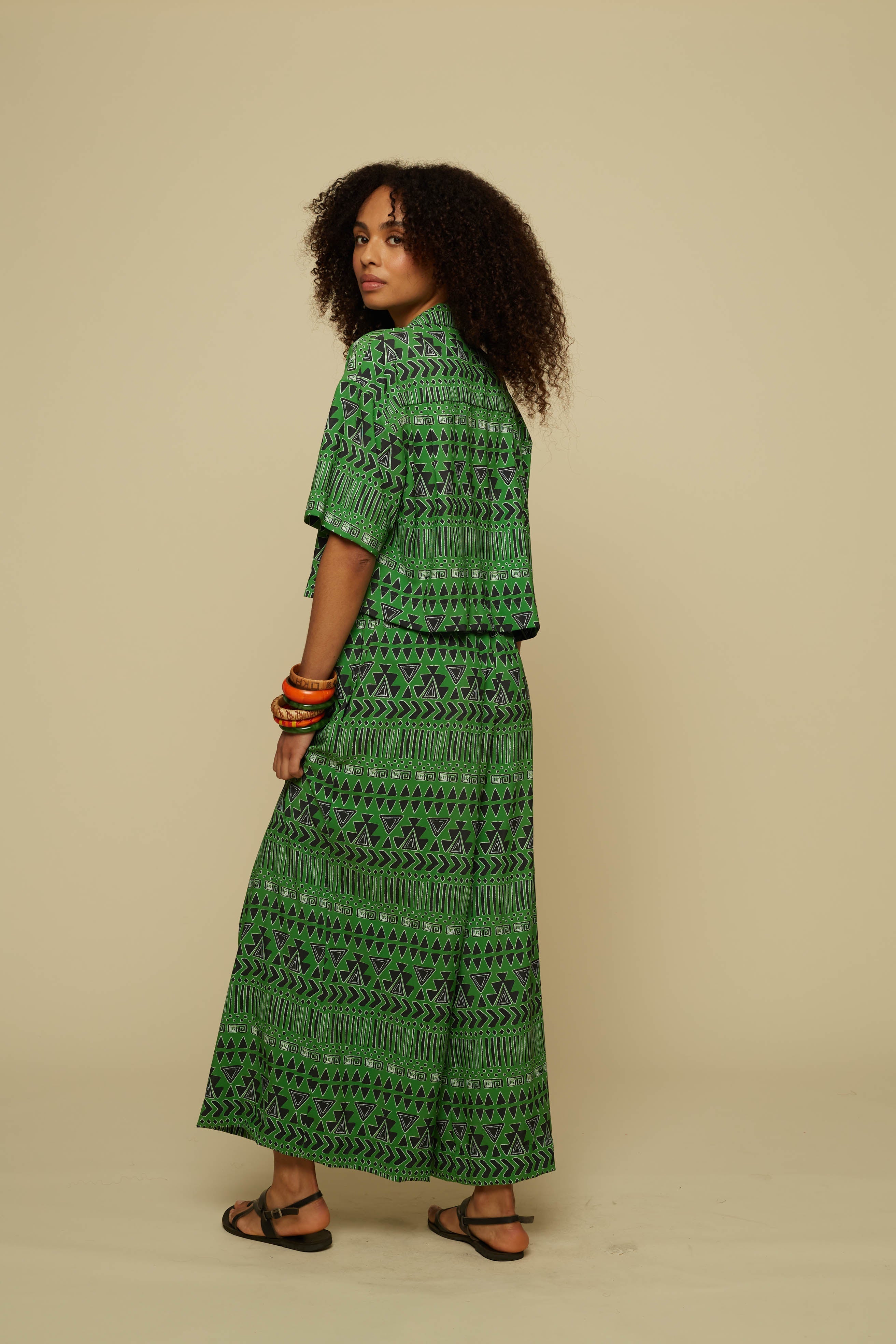 SCHEMA CROP SHIRT (GREEN ABSTRACT GEOMETRY PRINT)