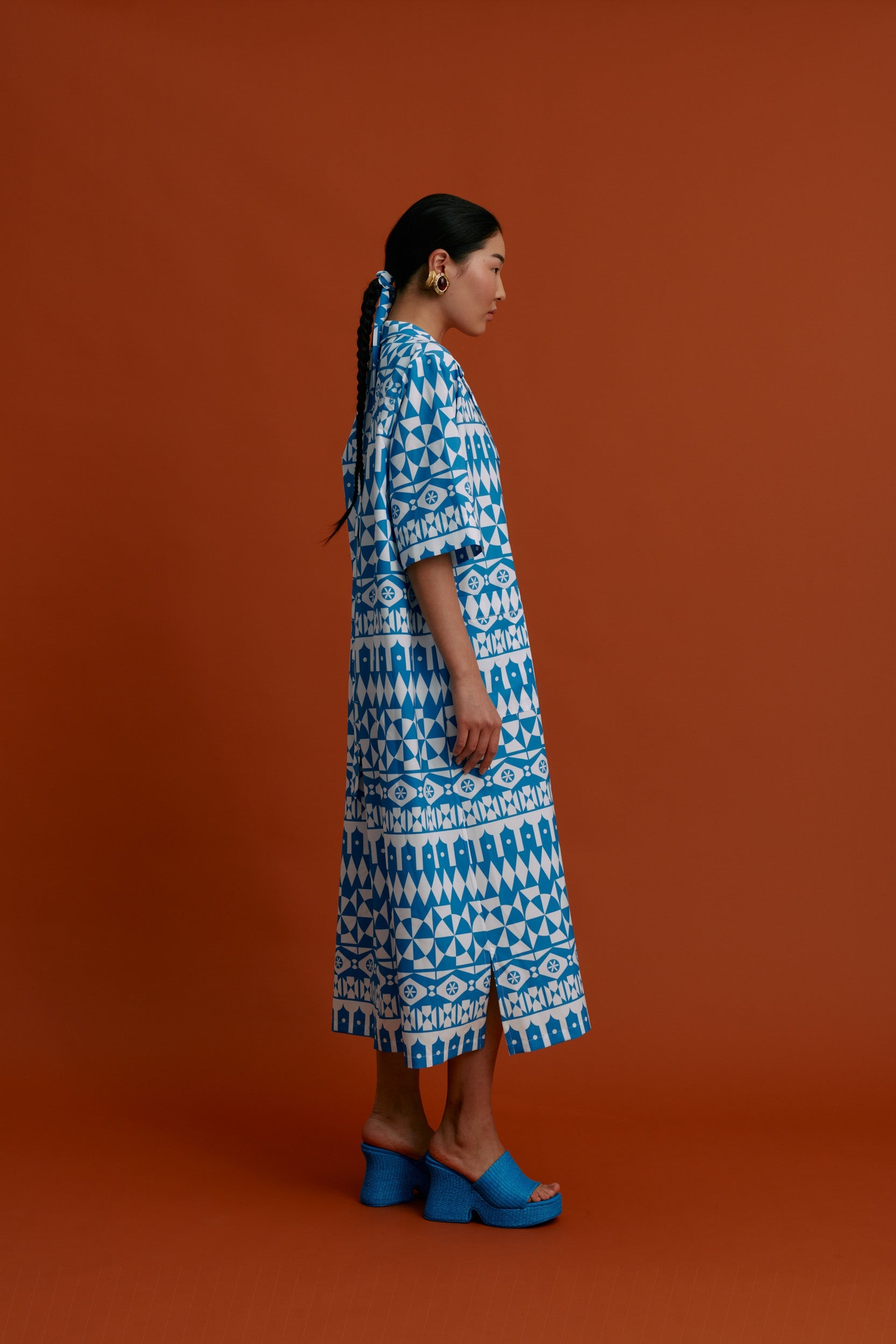 VRONTADOS Maxi Dress (White Motifs Blue)