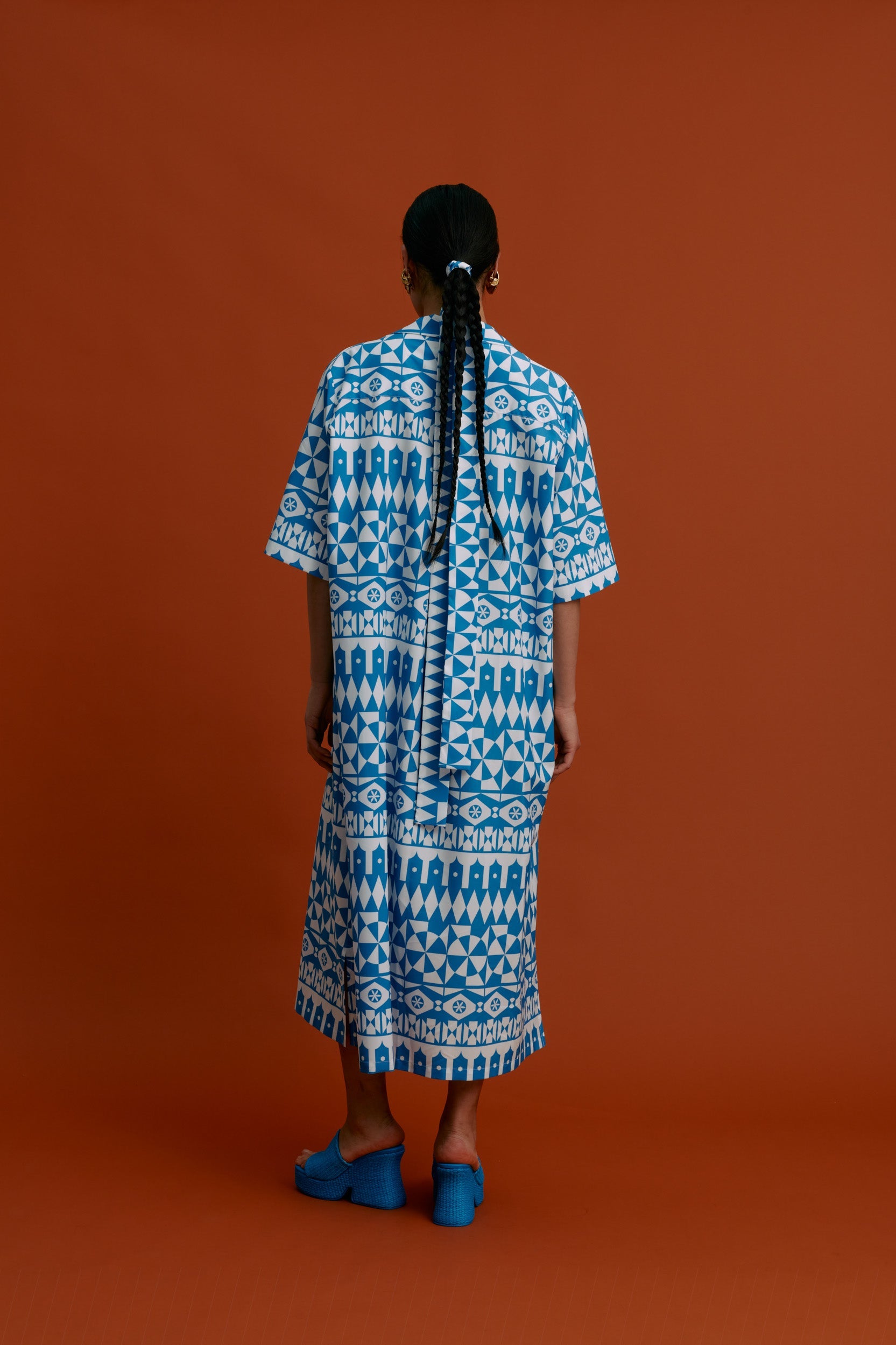 VRONTADOS Maxi Dress (White Motifs Blue)