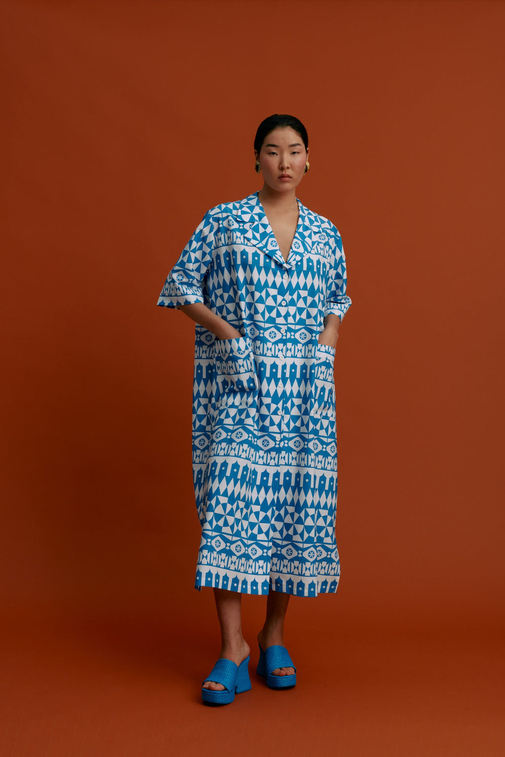 VRONTADOS Maxi Dress (White Motifs Blue)