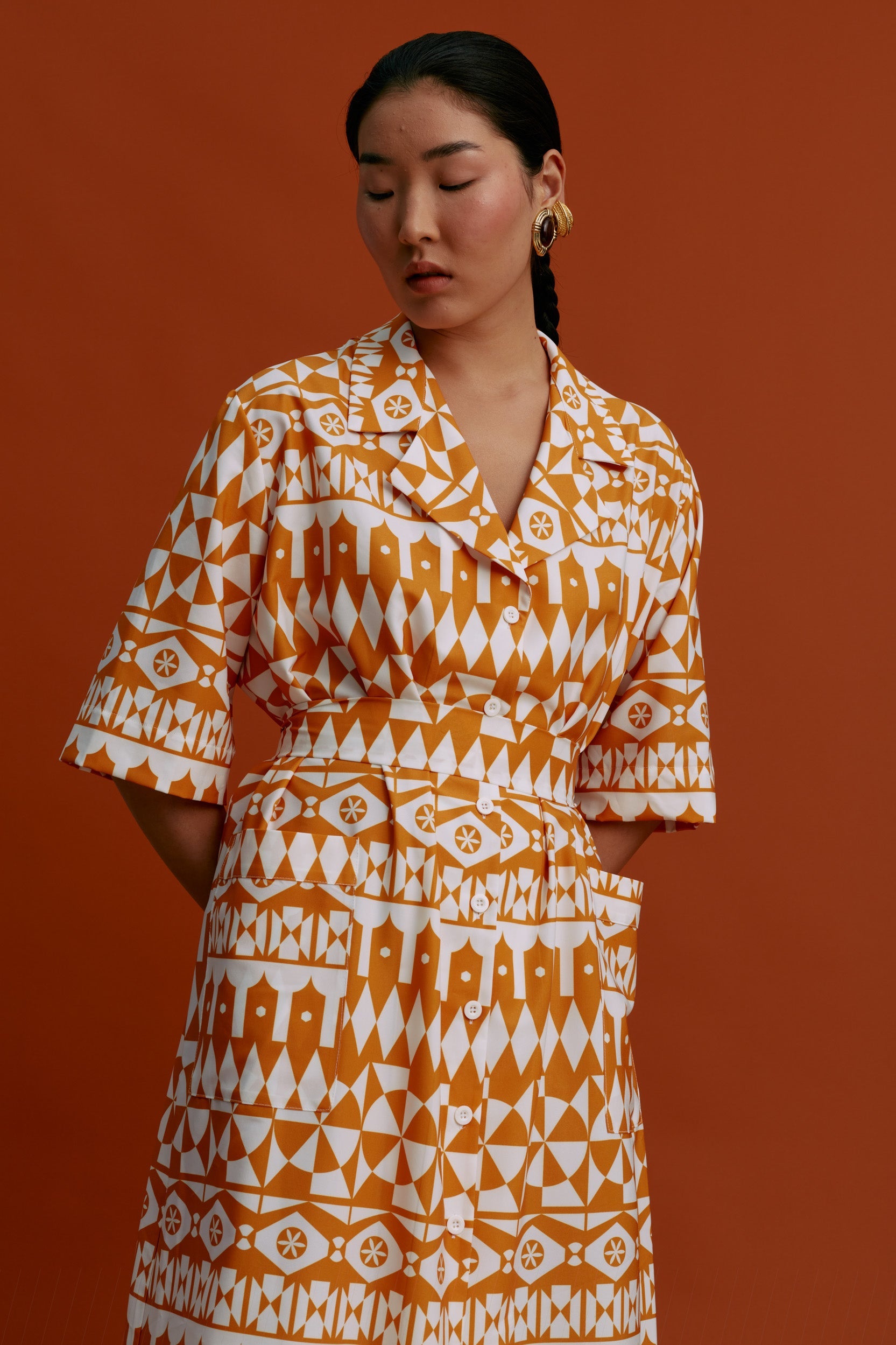 VRONTADOS Maxi Dress (White Motifs Orange)