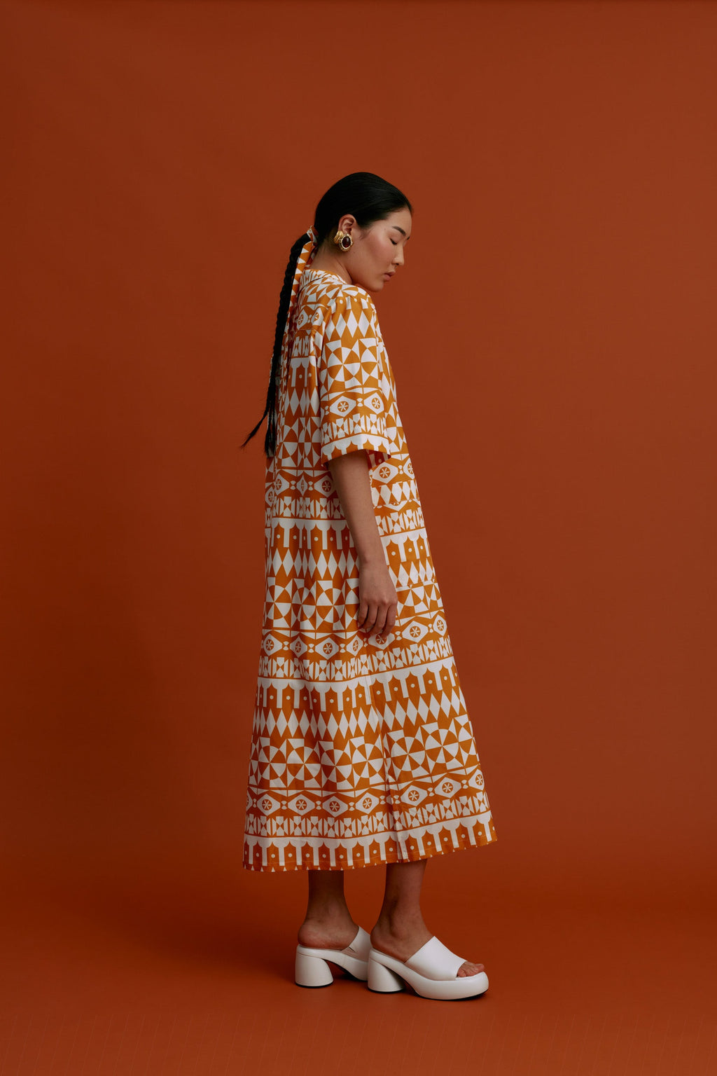VRONTADOS Maxi Dress (White Motifs Orange)