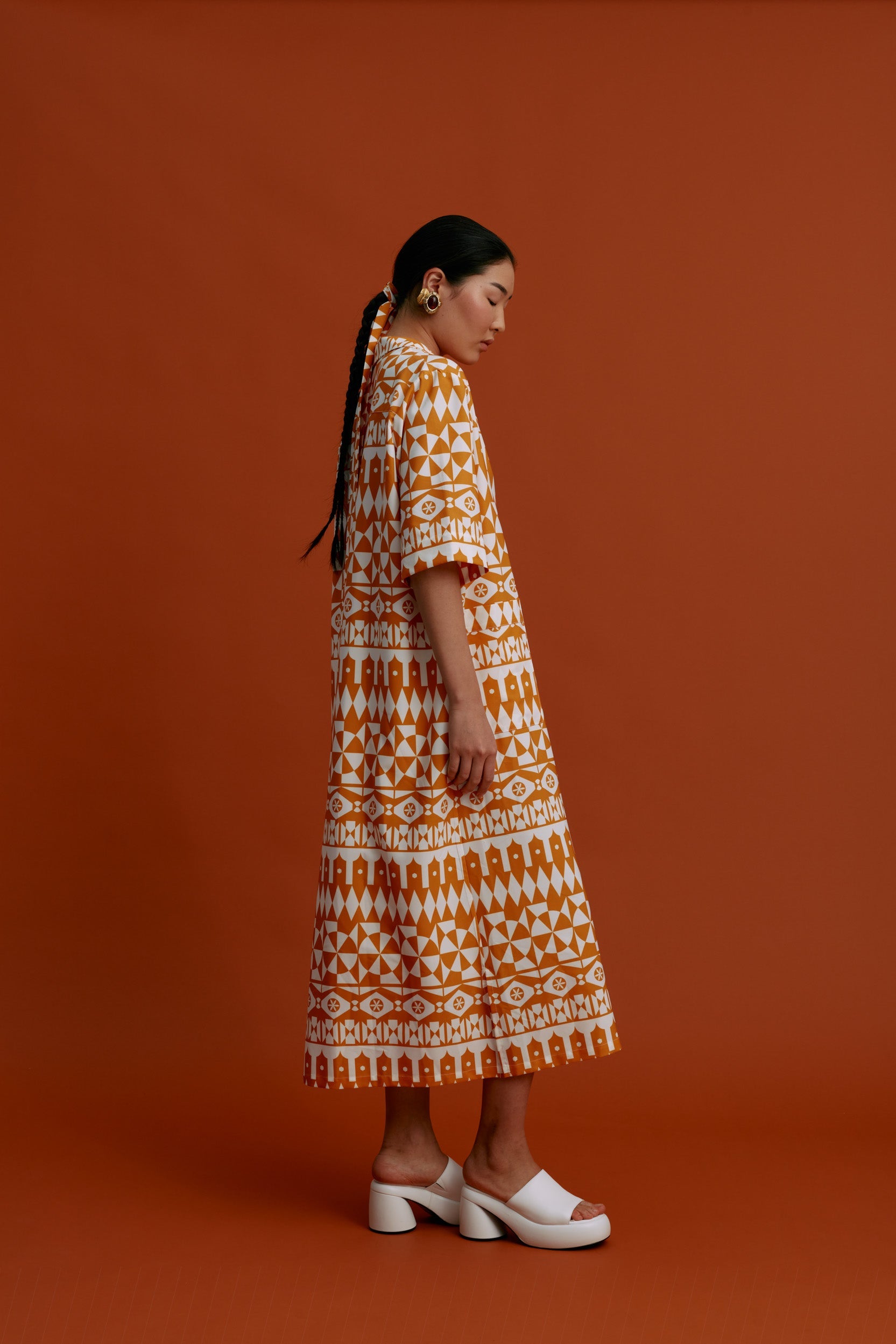 VRONTADOS Maxi Dress (White Motifs Orange)