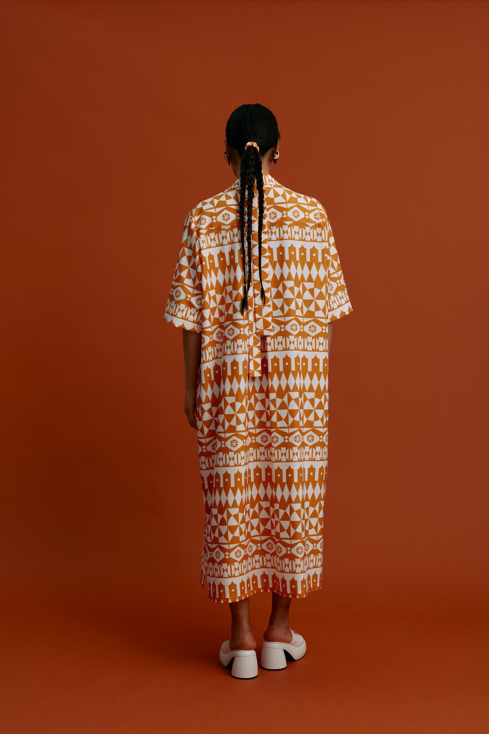 VRONTADOS Maxi Dress (White Motifs Orange)