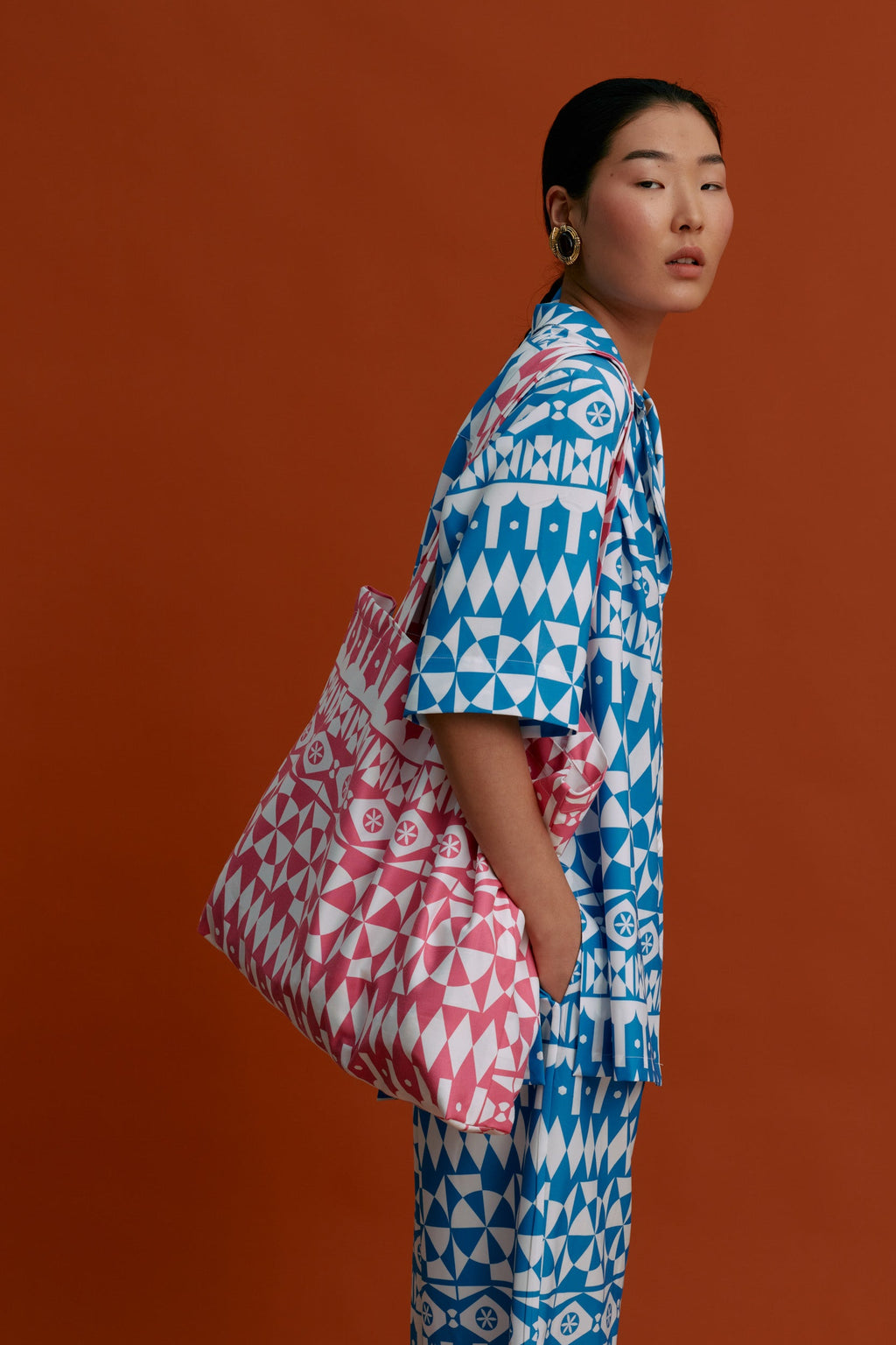 TOTE BAG (Pyrgousika white motifs pink)