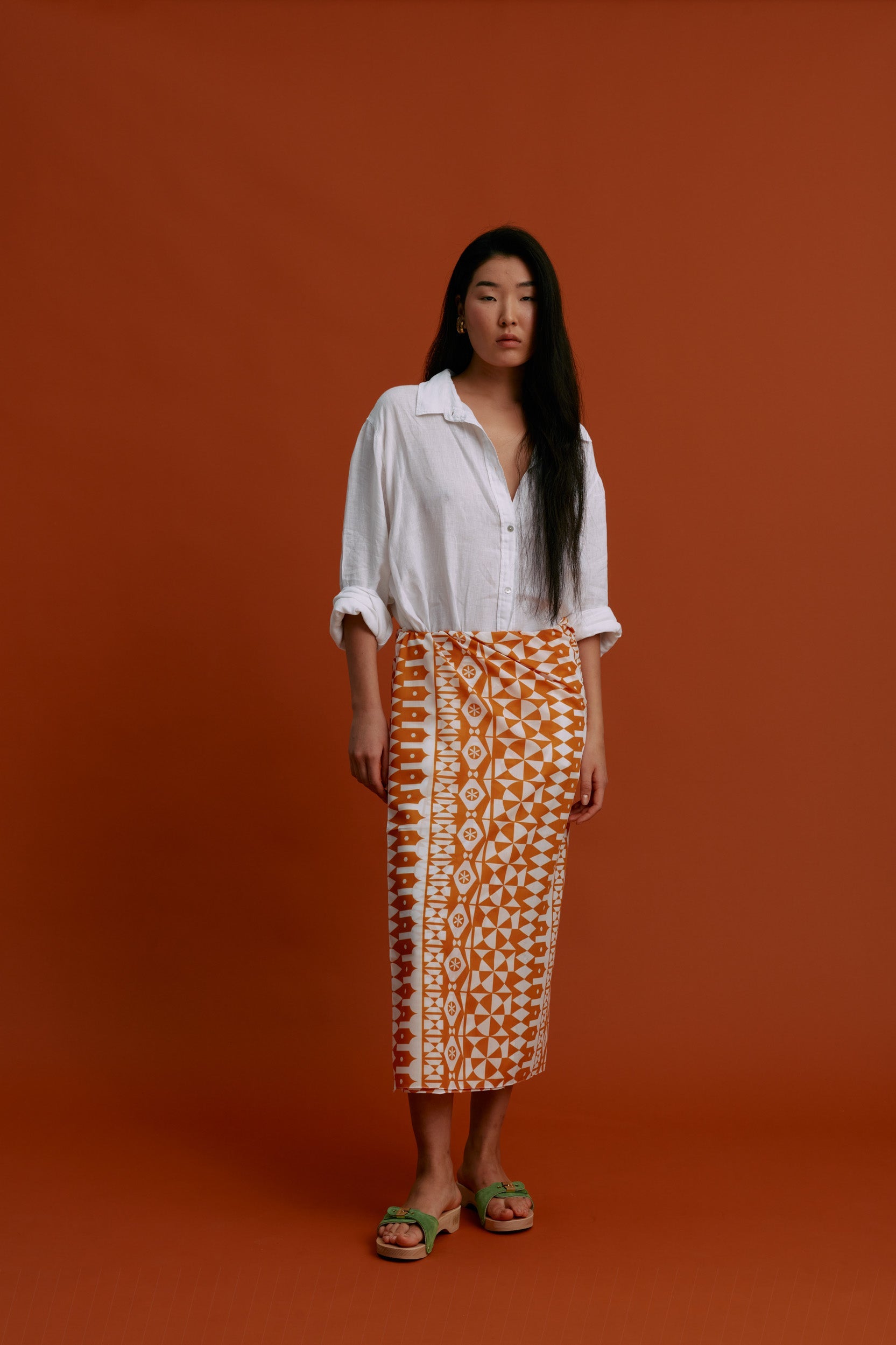 PAREO/SCARF (Pyrgousika white motifs orange)