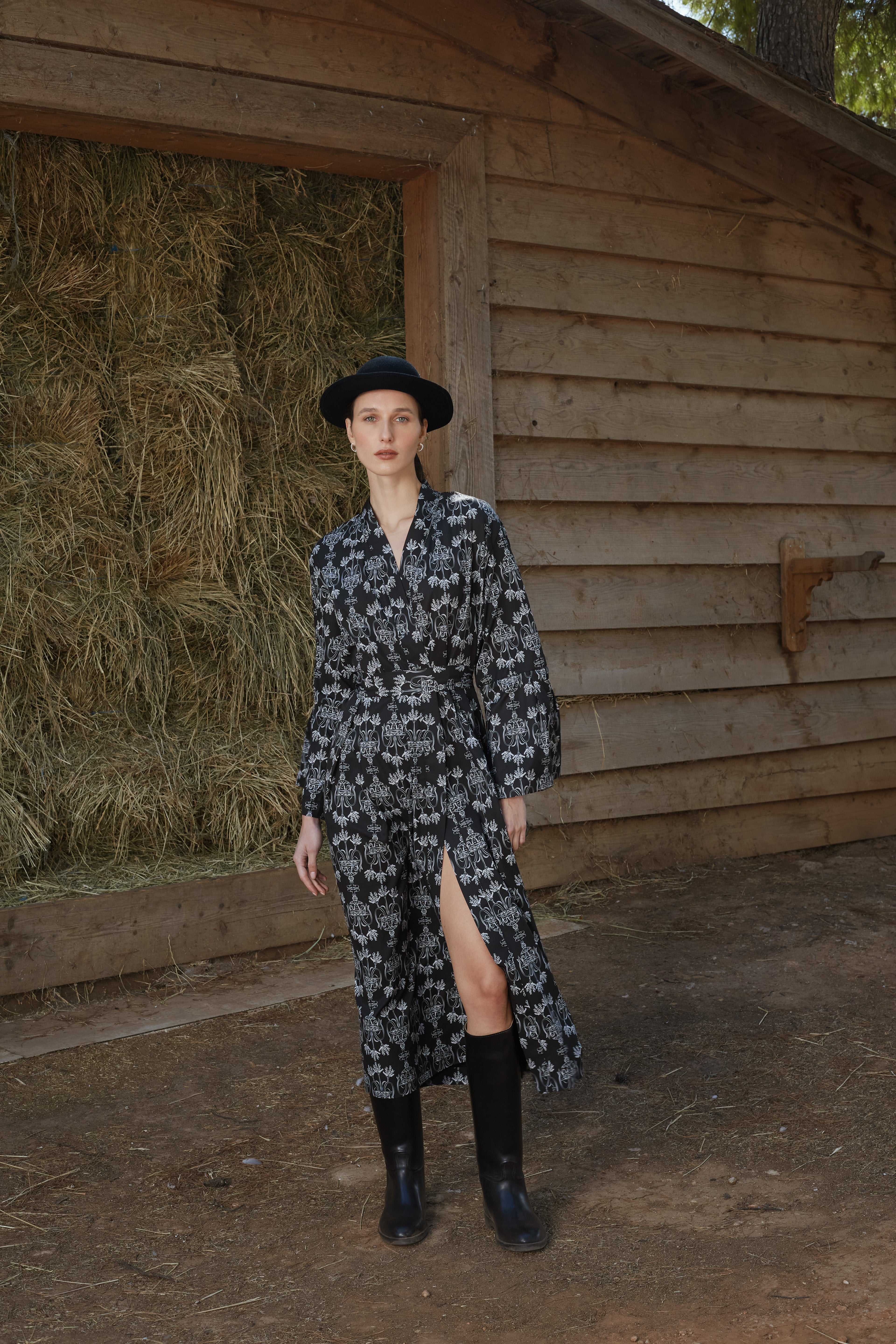 ARETOUSA KIMONO/DRESS (Black Vase Print)
